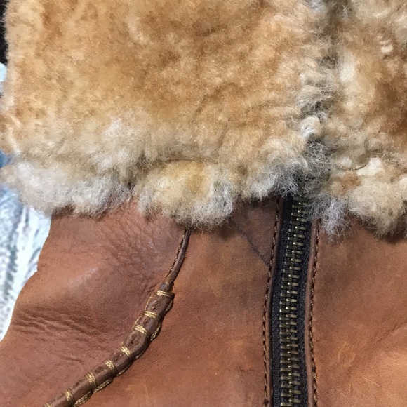 🐬 BORN Brown Leather Shearing Cuff Boots - Picture 9 of 16